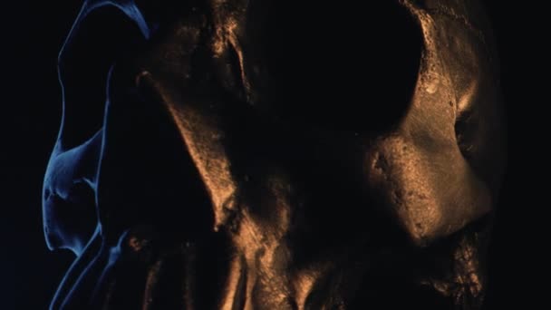 人間の頭蓋骨は黒い背景に回転する ハロウィーンのお祝い 神秘的な 魅力的な スタイルの概念 象徴主義の力 ビジュアル ドラマティック メタファー — ストック動画
