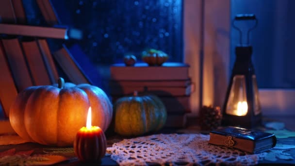 富有的复古女子手 蜡烛青铜烛台 永恒的 古老的 舒适的秋天的气氛 促销或平静的视觉叙事 — 图库视频影像