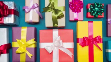 Stop motion animasyonunda dans eden hediye kutuları. Kutlama ruhu, hediyeler, tatiller. Güzel paketlenmiş sürprizler. Yüksek kalite 4k görüntü