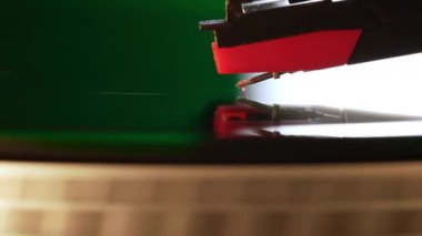 Klasik stil iğnesi vinil plak izleri. Müzik nostaljisi. Retro titreşimler, klasik estetik, analog ses. Yüksek kalite 4k görüntü