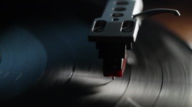 Klasik vinil plak, turntable spin, analog ses, müzik konsepti. Retro titreşimleri, klasik estetiği kutluyoruz. Makro dinamik hareket. İkonik imgeler. Yüksek kalite 4k görüntü