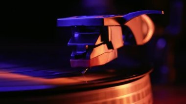 Klasik vinil plak, turntable spin, analog ses, müzik konsepti. Retro titreşimleri, klasik estetiği kutluyoruz. Makro dinamik hareket. İkonik imgeler. Yüksek kalite 4k görüntü