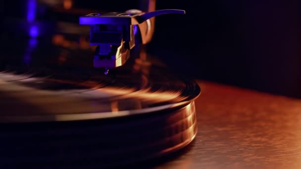 Tonearm Падає Вініловий Рекорд Гравця Людина Вмикає Музику Щоб Насолоджуватися — стокове відео