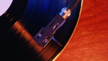 Klasik vinil plak, turntable spin, analog ses, müzik konsepti. Retro titreşimleri, klasik estetiği kutluyoruz. Makro dinamik hareket. İkonik imgeler. Yüksek kalite 4k görüntü