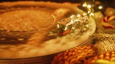 Karda çalan klasik vinil plak, Noel süslemeleri. Kutlama ruhu, samimi sinematik dokunuş. Yüksek kalite 4k görüntü