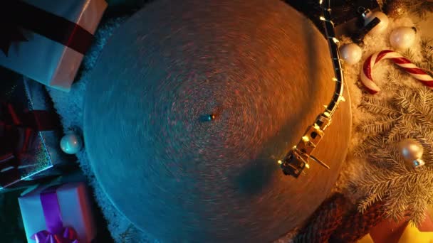 クリスマスの装飾で回転する輝かしいビニールのレコード トップビュー パーティーのお祝いの精神 ノスタルジックな暖かさ アナログ音楽 高品質の4K映像 — ストック動画