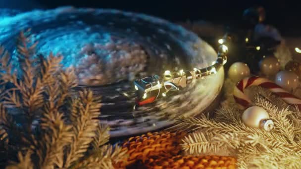 雪で遊ぶクラシックなビニールのレコード クリスマスの装飾 お祝いのスピリット 居心地の良い映画タッチ 高品質の4K映像 — ストック動画