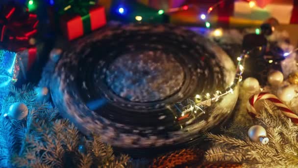 Класичний Вініловий Запис Обертається Різдвяних Прикрасах Злиття Старовинного Шарму Святкової — стокове відео
