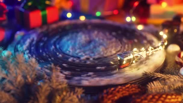 Класичний Вініловий Запис Грає Снігу Різдвяні Прикраси Дух Святкування Затишний — стокове відео