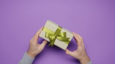 Vermenin ve hediye almanın güzelliği, kadın ve erkek arasında hediyeler. Kutlamalar, yıldönümleri ya da sevgi ifadeleri. Mutlu yıllar, Anneler Günü. Yüksek kalite 4k görüntü