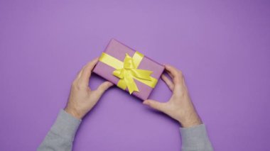 Vermenin ve hediye almanın güzelliği, kadın ve erkek arasında hediyeler. Kutlamalar, yıldönümleri ya da sevgi ifadeleri. Mutlu yıllar, Anneler Günü. Yüksek kalite 4k görüntü