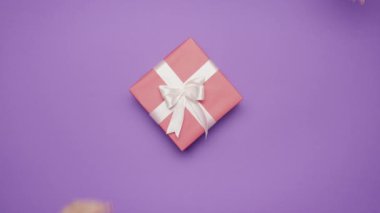 Vermenin ve hediye almanın güzelliği, kadın ve erkek arasında hediyeler. Kutlamalar, yıldönümleri ya da sevgi ifadeleri. Mutlu yıllar, Anneler Günü. Yüksek kalite 4k görüntü