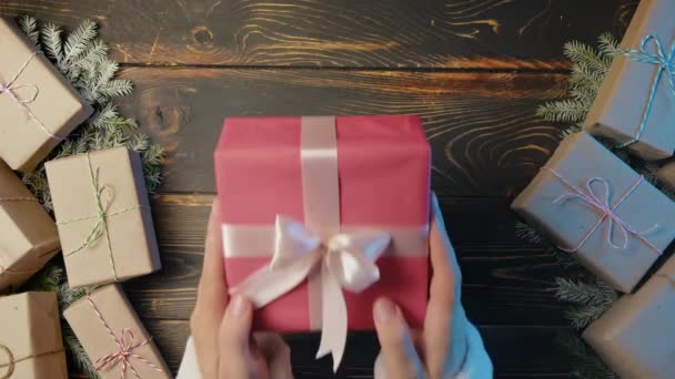 Pai Natal Mãos Homem Coloca Caixa Presente Mesa Madeira Artesanato — Vídeo de Stock