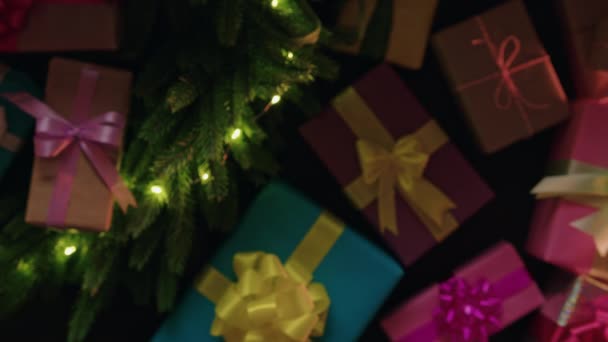 カップルは優しくクリスマスプレゼントを交換します 休日をテーマにしたプロジェクト または視覚的なストーリーテリングの暖かさ 一年の最も素晴らしい時間 高品質の4K映像 — ストック動画