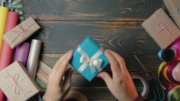 贈り物のラッパーマンは美しくそれを女性に与えます トップビュー プレゼントを受け取って おめでとう クラフトスタジオの装飾 高品質の4K映像 — ストック動画
