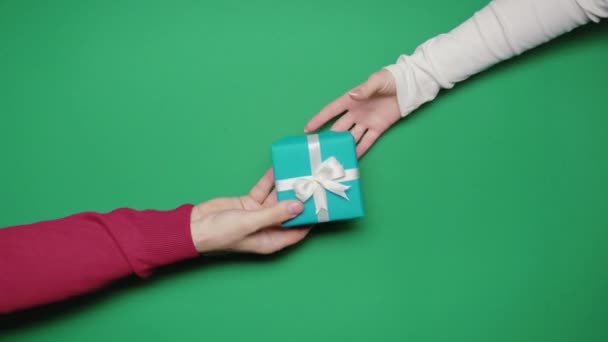 Подружні Руки Ніжно Обмінюються Різдвяними Подарунками Тепло Святкових Проектах Рекламі — стокове відео
