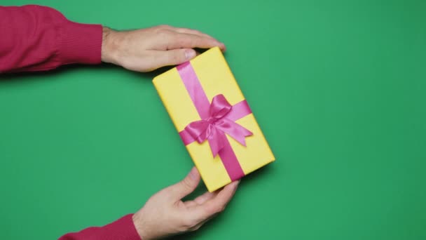 Paar Hände Tauschen Zärtlich Weihnachtsgeschenke Aus Wärme Urlaubsprojekten Werbung Oder — Stockvideo