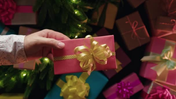 Duas Mãos Ternamente Trocam Presentes Natal Calor Projetos Temáticos Férias — Vídeo de Stock