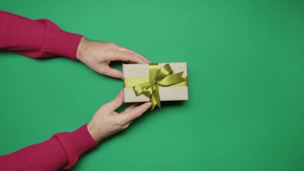 Homem Mulher Trocam Presentes Natal Fundo Verde Mãos Vista Expressões — Vídeo de Stock