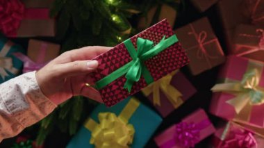 İki el nazikçe Noel hediyelerini değiş tokuş eder. Tatil temalı projelerde, reklamlarda ya da görsel hikaye anlatımlarında samimiyet. Yılın en güzel zamanı. Yüksek kalite 4k görüntü