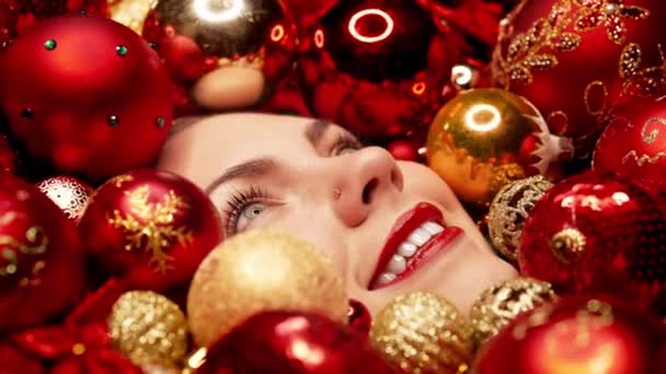 若い美しい女性は クリスマスツリーのおもちゃのボールで喜びでライトアップします ワンダー 幸せの気分 魔法のタッチ ホリデーテーマのプロジェクト 家族向けのコンテンツ 感傷的なストーリーテリング — ストック動画