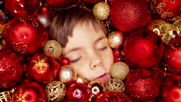 トッドラーの少年たちはクリスマスツリーのおもちゃのボールで喜びに光り輝く ワンダー 幸せの気分 マジックホリデーをテーマにしたプロジェクト 家族向けコンテンツ 感傷的なストーリーテリングのタッチ — ストック動画