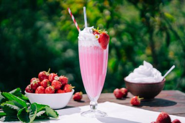 Hayat devam ediyor. Kremalı çilekli milkshake kokteyli ya da samanlı buzlu meyve suyu. İştah açıcı yaz tatlısı. Sağlıklı dut yemeği. Yüksek kalite 