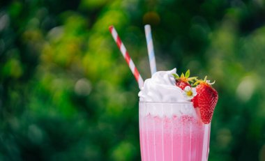 Hayat devam ediyor. Kremalı çilekli milkshake kokteyli ya da samanlı buzlu meyve suyu. İştah açıcı yaz tatlısı. Sağlıklı dut yemeği. Yüksek kalite 