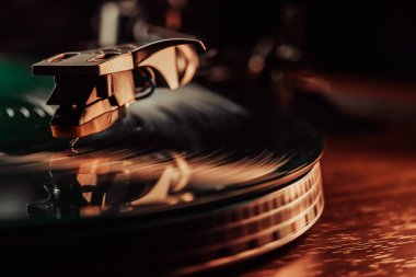 Klasik vinil plak, turntable spin, analog ses, müzik konsepti. Retro titreşimleri, klasik estetiği kutluyoruz. Makro dinamik hareket. İkonik imgeler. Yüksek kalite