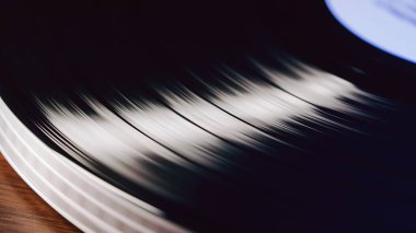 Vinil diskin hipnotik dönüşü. Analog müziğin sonsuz sinematik cazibesi. Audiophile meraklıları. Tanıtımlar, outrolar ya da arka plan görselleri için mükemmel. Yüksek kalite