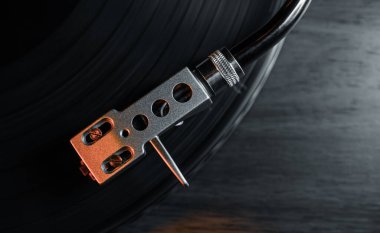 Vinil diskin hipnotik dönüşü. Analog müziğin sonsuz sinematik cazibesi. Audiophile meraklıları. Tanıtımlar, outrolar ya da arka plan görselleri için mükemmel. Yüksek kalite