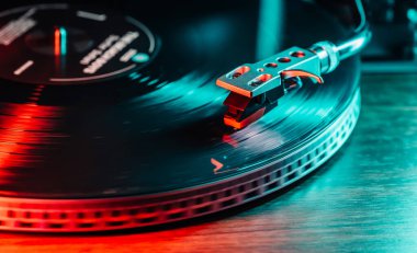 Renkli neon plaklar çalıyor. Retro titreşimlerin ve canlı modernliğin birleşimi. Çağdaş estetik. Yakın çekim dinamik hareketi. - Evet. Yüksek kalite