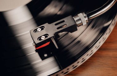 Klasik stil iğnesi vinil plak izleri. Müzik nostaljisi. Retro titreşimler, klasik estetik, analog ses. Yüksek kalite
