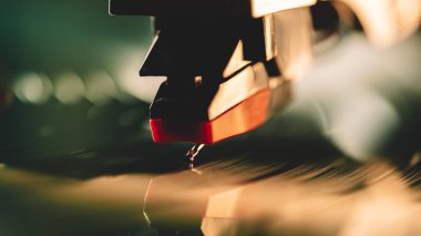 Klasik vinil plak, turntable spin, analog ses, müzik konsepti. Retro titreşimleri, klasik estetiği kutluyoruz. Makro dinamik hareket. İkonik imgeler. Yüksek kalite