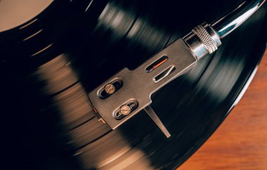 Klasik stil iğnesi vinil plak izleri. Müzik nostaljisi. Retro titreşimler, klasik estetik, analog ses. Yüksek kalite