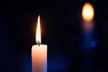 Mum arkaplanı. Yağmurlu gece penceresi, alevlerin yansıması. Sıcak bir sonbahar havası, yanan bir mum. Huzurlu görsel hikaye anlatımı. Yağmurlu sonbahar havası.
