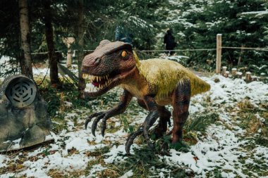 Bukovel, Ukrayna - Aralık 2023. Dinopark 'taki dinozorların cazibe heykeli, doğadaki kışlık orman parkı. Çocuklar ve yetişkinler için modern bir sergi. Eğitim konsepti. Yüksek kalite fotoğraf