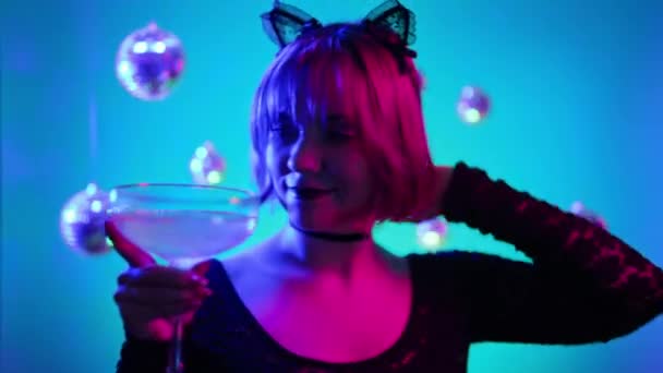 Joven Mujer Bonita Bailando Cabeza Luz Neón Gatito Traje Gato — Vídeos de Stock