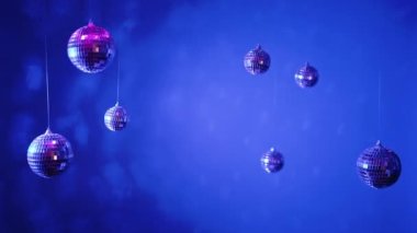 Disko ayna topları mavi neon ışığın altında dönüyor. Parlak gümüş küre ışığı yansıtıyor. Retro gece partisi, müzik ve eğlence konsepti geçmişi