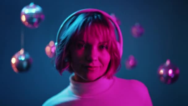 Nádherná Žena Růžovými Barvenými Vlasy Poslech Hudby Sluchátkách Zpěv Neonovým — Stock video