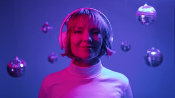Gyönyörű Rózsaszín Festett Hajjal Zenét Hallgat Fejhallgatóban Neon Fénnyel Énekel — Stock videók