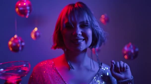 Ładna Kobieta Tańcząca Szklanką Szampana Przyjęcie Noworoczne Neonowe Kolorowe Światło — Wideo stockowe