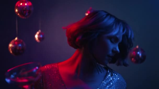 Mujer Bonita Bailando Con Copa Champán Fiesta Año Nuevo Luz — Vídeos de Stock