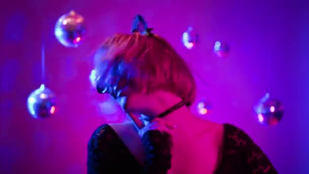Młoda Piękna Kobieta Tańcząca Głową Neonowym Świetle Kostium Kotka Imprezę — Wideo stockowe
