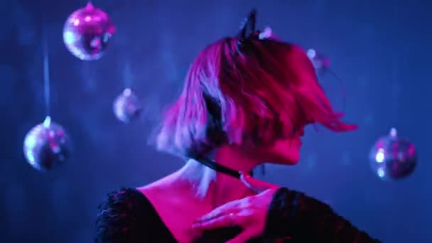 Genç Güzel Bir Kadın Neon Işıkta Dans Ediyor Parti Için — Stok video