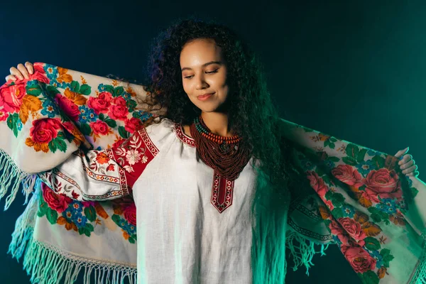 Modern Young Woman Traditional Ukrainian Handkerchief Necklace Embroidered Blouse Multi Rechtenvrije Stockafbeeldingen