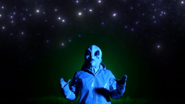 Портрет Жуткого Инопланетянина Поднимает Руки Звездному Небу Поле Гладкий Плащ — стоковое видео