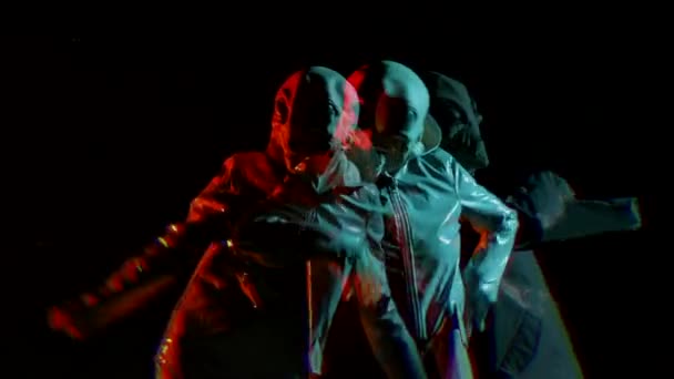 未来のエイリアンが星空で踊る バックドロップ スムーズなレインコートで人類を征服するネオン地球上のヒューマノイドの面白いミーム映像 Ufo フィクションコンセプト — ストック動画