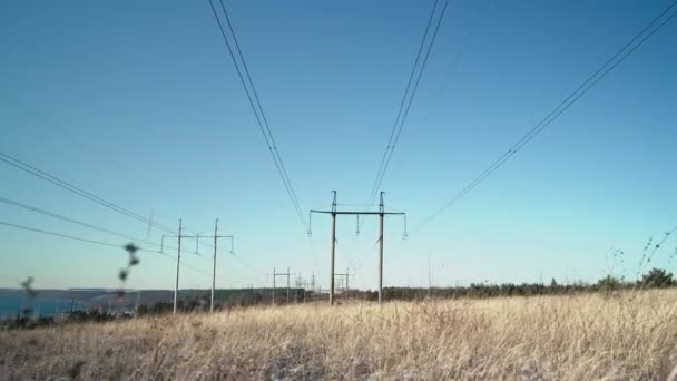 Yüksek Voltaj Santrali Dünya Elektrik Krizi Çelik Güç Iletim Kolonları — Stok video