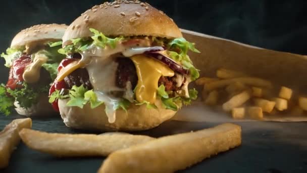 Velké Domácí Chutné Hamburgery Pečenými Buchtami Roztavený Sýr Čedar Čerstvé — Stock video